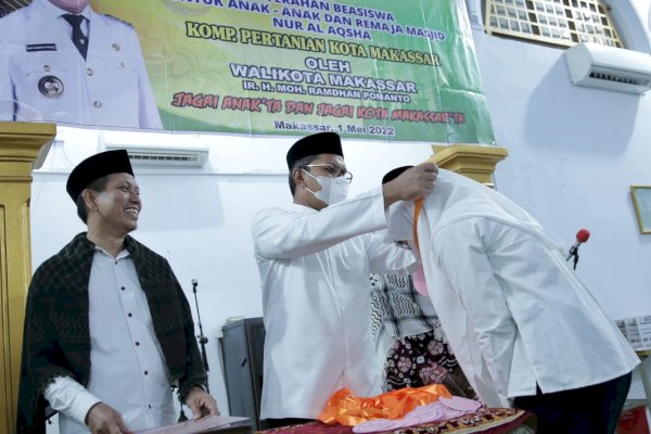 Wali Kota Danny Wisuda Santri, Sekaligus Serahkan Beasiswa Anak – Remaja Masjid Nur Al- Aqsa