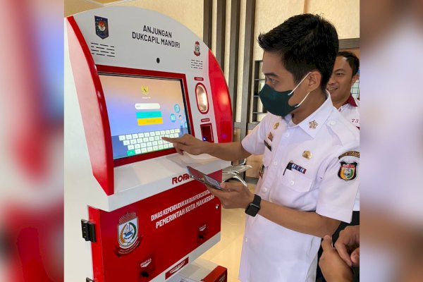 Kadis Dukcapil Makassar Hatim Cek Mesin Cetak Adminduk di 15 Kecamatan: Makin Mudah, Cukup Scan Barcode