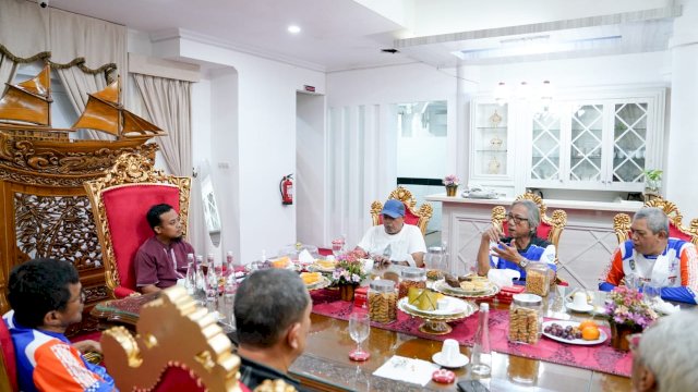 Gubernur Andi Sudirman Sambut Pembalap dan Pereli Legendaris Indonesia, Sajikan Makanan Khas Sulsel