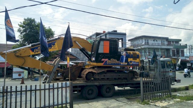 Excavator dari NasDem Gowa-Luwu Timur Tiba di Masamba, Langsung Perbaiki Jalan Rampi Luwu Utara.