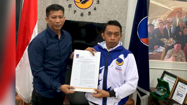 Syaharuddin Alrif secara resmi menyerahkan SK ke Sahiruddin Malik sebagai ketua DPC NasDem Maros.