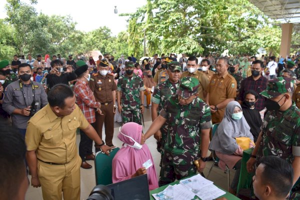 Bupati – Wabup Takalar Dampingi Pangdam XIV/Hasanuddin Pantau Vaksin dan Pembagian BLT