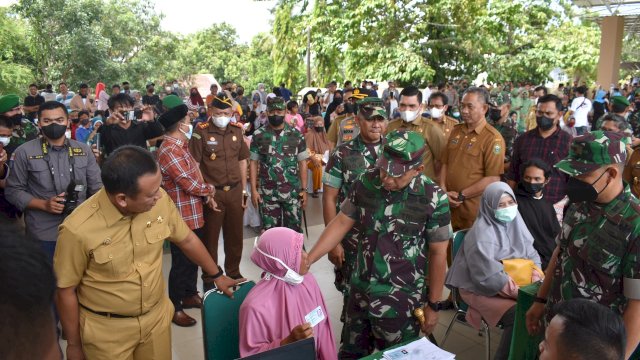 Bupati - Wabup Takalar Dampingi Pangdam XIV/Hasanuddin pantau vaksin dan pembagian BLT.