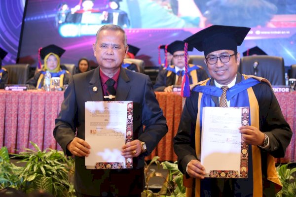 Bupati Luwu Basmin Mattayang Terima Penghargaan dari ITB Nobel Indonesia