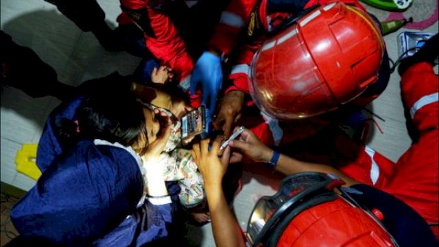 Tim Rescue Damkar Makassar Bantu Lepas Cincin Batu Akik Jari Seorang Wanita