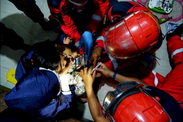 Gerak Cepat, Petugas Damkar Makassar Lepaskan Ring Baut yang Tersangkut di Jari Seorang Anak