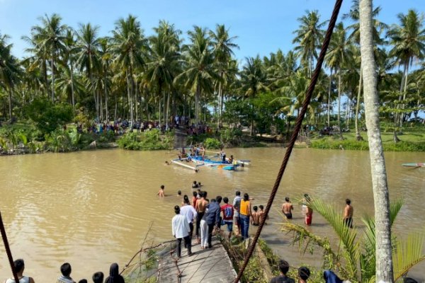 Jembatan Gantung di Lampung Ambruk, 4 Warga Luka – 8 Motor Jatuh ke Sungai