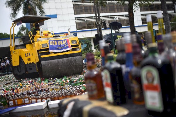 Kadisdag Makassar Arlin Ariesta Ikuti Pemusnahan Barang Hasil Pengawasan Minuman Beralkohol