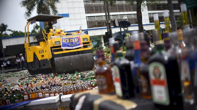 Kadisdag Makassar Arlin Ariesta Ikuti Pemusnahan Barang Hasil Pengawasan Minuman Beralkohol