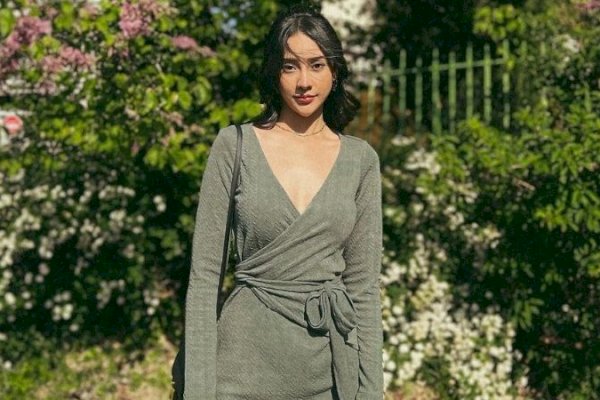 Pakai Dress Abu-abu, Anya Geraldine Pamer Belahan Dada Rendah