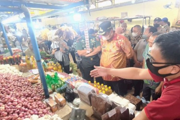 Bupati Chaidir Syam Pantau Sejumlah Toko di Maros untuk Pastikan Stok Bahan Pokok Aman