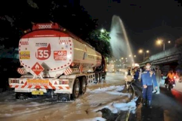 Truk Tangki SPBU Kecelakaan, 4.000 Liter Pertalite Tumpah di Jalanan