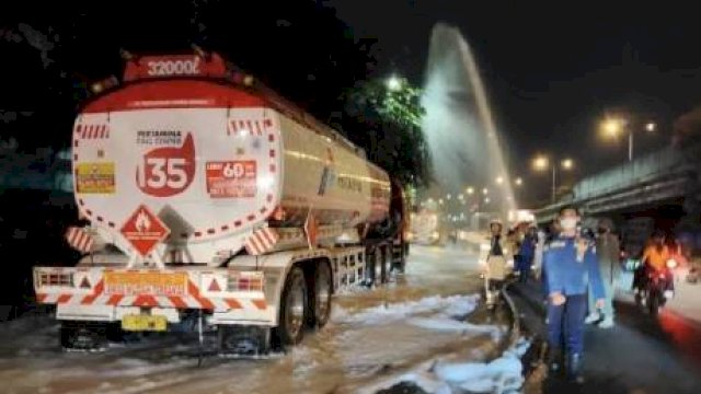 Truk SPBU Kecelakaan di Jakbar, 4.000 Liter tumpah.(F-INT)