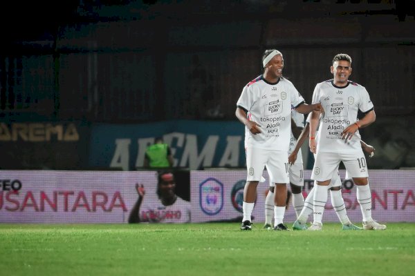 Disebut jadi Penyebab Ronaldinho Gagal Bersinar di Lapangan, Persik Kediri Kembalikan Piala Trofeo Nusantara