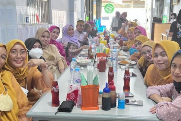 Rayakan Hari Kebudayaan, Jajaran Bappeda Berpakaian Adat dan Makan Siang dengan Kuliner Khas Makassar