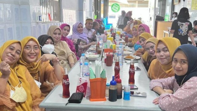 Rayakan Hari Kebudayaan, Jajaran Bappeda Berpakaian Adat dan Makan Siang dengan Kuliner Khas Makassar