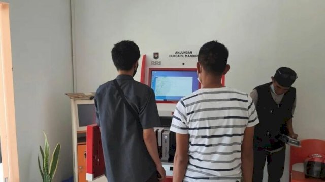 Tim IT Disdukcapil Makassar Lakukan Pengecekan Kesiapan Beroperasinya ADM di Sejumlah Kecamatan