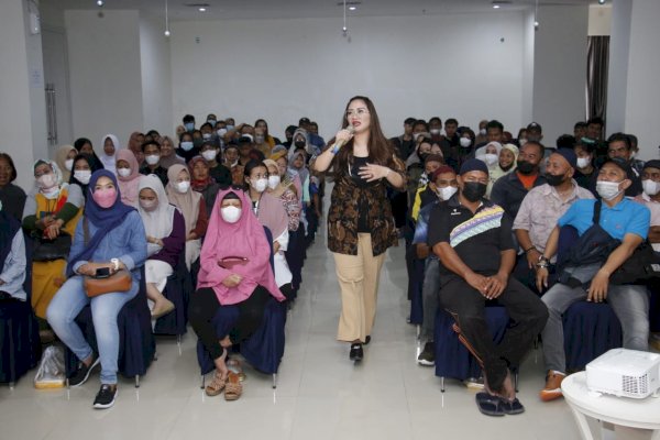Legislator Debbie Rusdin Serap Aspirasi Warga Mamajang, Warga Minta Pemerintah Beri Bantuan Kain Kafan Gratis
