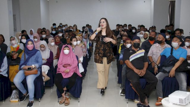 Legislator Debbie Rusdin Serap Aspirasi Warga Mamajang, Warga Minta Pemerintah Beri Bantuan Kain Kafan Gratis