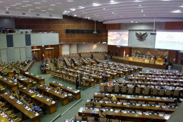 Wakil Ketua Banggar Muhidin Said Ambruk Usai Salaman dengan Puan di Rapat Paripurna DPR