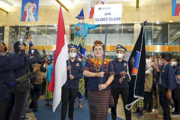 Mencuri Perhatian, Rombongan Sulsel Kompak Pakai ‘Passapu’ di Rakernas NasDem