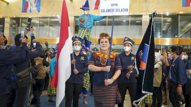 Mencuri Perhatian, Rombongan Sulsel Kompak Pakai &lsquo;Passapu&rsquo; di Rakernas NasDem