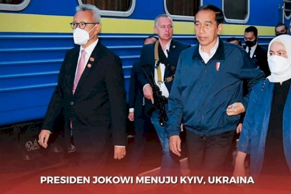 Doakan! Naik Kereta Luar Biasa – Pakai Jaket Biru, Jokowi Menuju Ukraina Bawa Misi Perdamaian