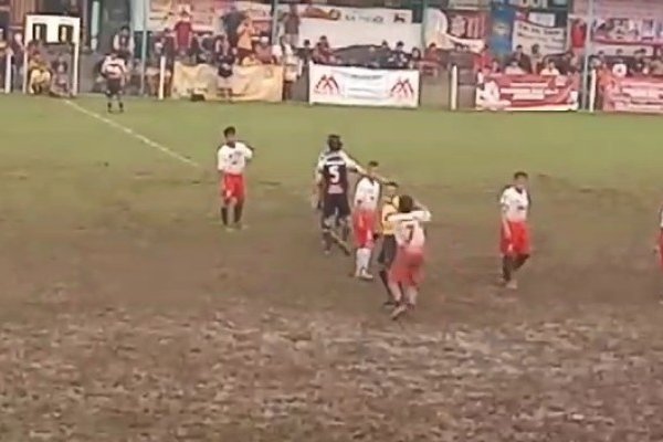 Perbuatan Tercela, Anggota DPRD Tangsel Pukul Wasit usai Dapat Kartu Merah dalam Sepak Bola Tarkam