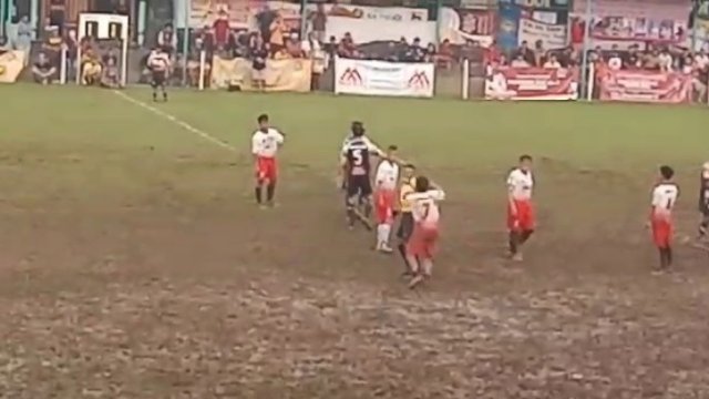 Anggota DPRD Tangsel Pukul Wasit.(F-INT)