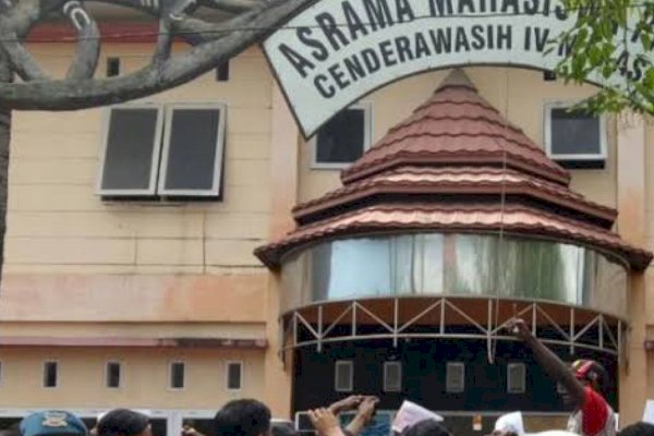 Mahasiswa Papua Saling Pukul dan Lempar Batu dengan Ormas di Makassar