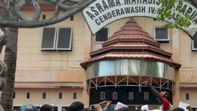 Mahasiswa Papua Saling Pukul dan Lempar Batu dengan Ormas di Makassar.