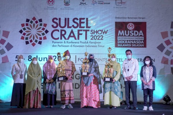 Dekranasda Luwu Raih Best Booth 2 Pada Sulsel Craft 2022