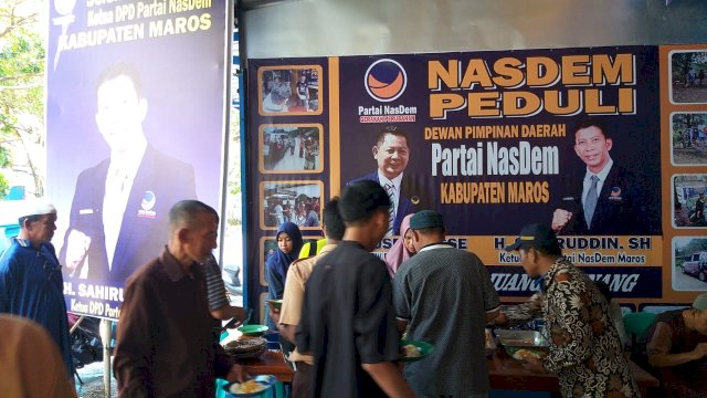 NasDem Maros berikan Makanan gratis kepada warga saat jumat berkah.