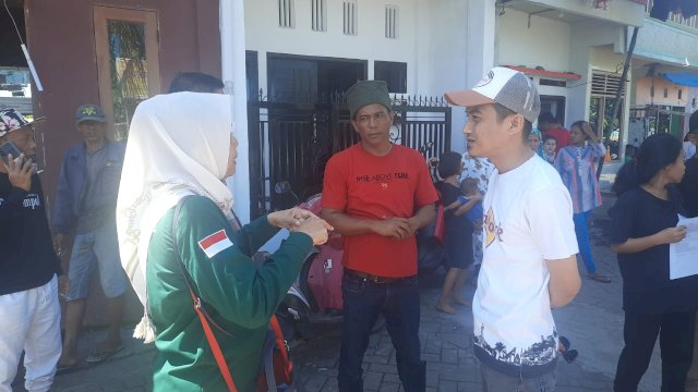 Kadisdukcapil Makassar M Hatim saat Berinteraksi dengan warga.