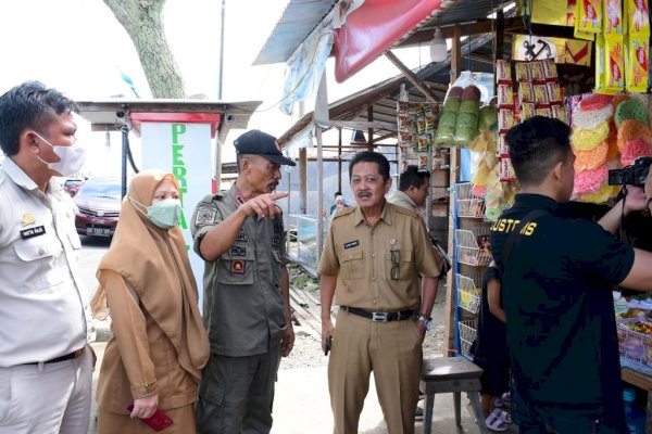 Berantas Barang Ilegal, Asisten II Palopo Pimpin Operasi Pasar