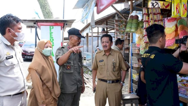 Berantas Barang Ilegal, Asisten II Palopo Pimpin Operasi Pasar