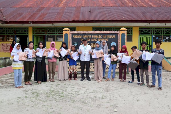 Program Pasti Cerdas, Pemkab Pangkep Antarkan Seragam Sekolah untuk Siswa di Pulau