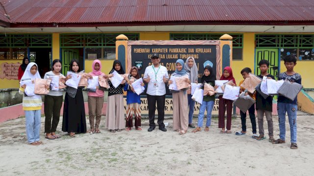 Program Pasti Cerdas, Pemkab Pangkep Antarkan Seragam Sekolah untuk Siswa di Pulau