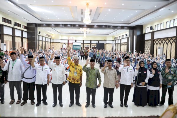 Lepas Jamaah Haji, Sekda Kota Makassar Ingatkan Jaga Kesehatan