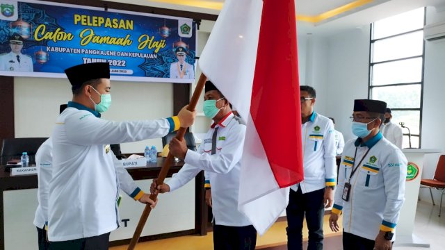 Pelepasan 138 CJH Pangkep oleh Bupati Yusran Lalogau.(F-Humas)