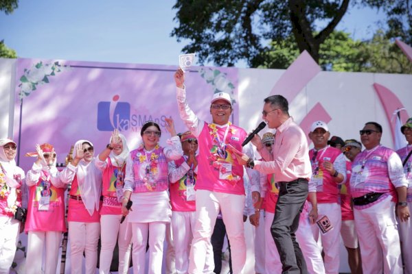 Tampil Keren Dihadapan Ribuan Alumni, Danny Pomanto Beli Celana Putih di Pasar Bedugul