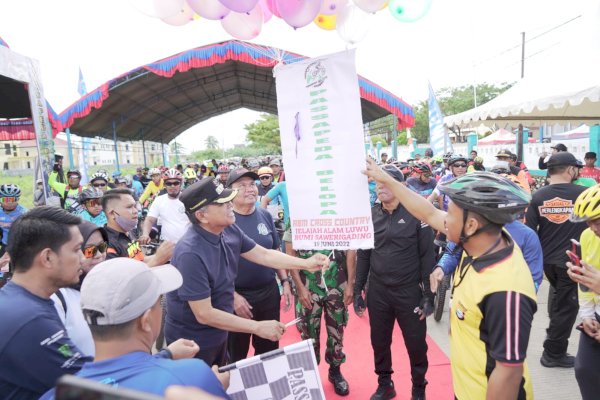 Bupati Luwu Basmin Mattayang Lepas 700 Peserta ABM Cross Country 2022