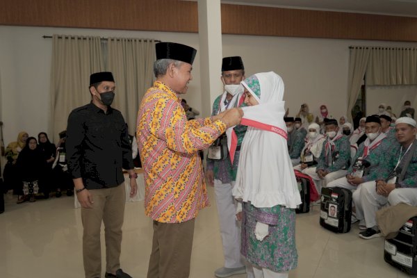 Setelah 2 Tahun Tertunda Akibat Covid-19, Bupati Luwu Basmin Mattayang Lepas 124 JCH