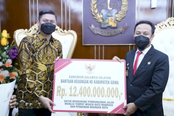 Upaya Pemulihan Sektor Pariwisata dan Ekonomi, Gubernur Andi Sudirman Serahkan Rp 12,4 Bantuan Keuangan untuk Gowa