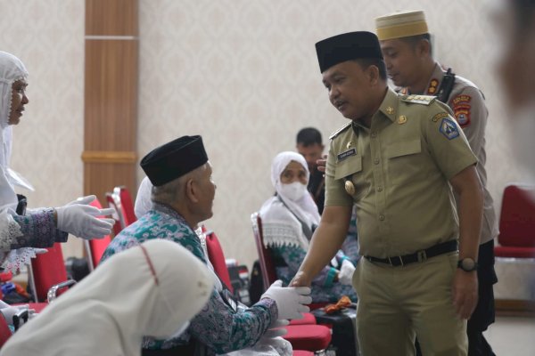 Lepas Jemaah Calon Haji asal Bantaeng, Ilham Azikin Minta Jaga Nama Baik Daerah