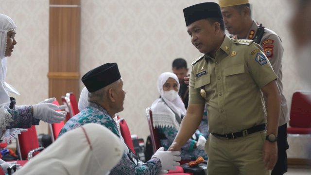 Lepas Jemaah Calon Haji asal Bantaeng, Ilham Azikin Minta Jaga Nama Baik Daerah
