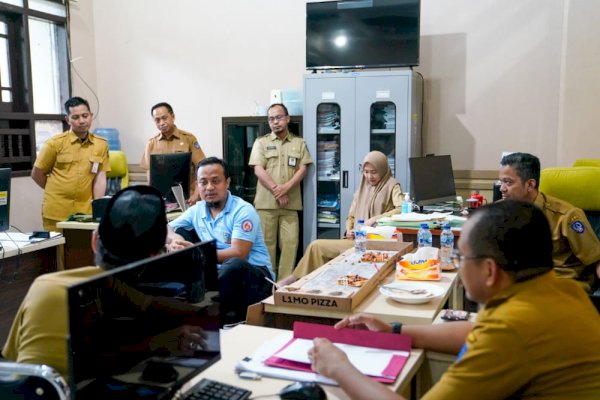 Susuri Area Perkantoran Gubernur, Andi Sudirman Sempatkan Waktu Bercengkrama dan Makan Siang Bersama ASN