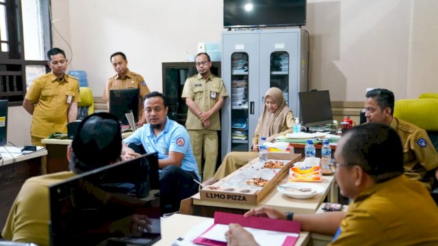 Susuri Area Perkantoran Gubernur, Andi Sudirman Sempatkan Waktu Bercengkrama dan Makan Siang Bersama ASN