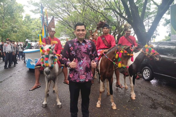 Pasukan Berkuda dan julung- julung Rombongan Takalar Pikat Perhatian Warga Bone