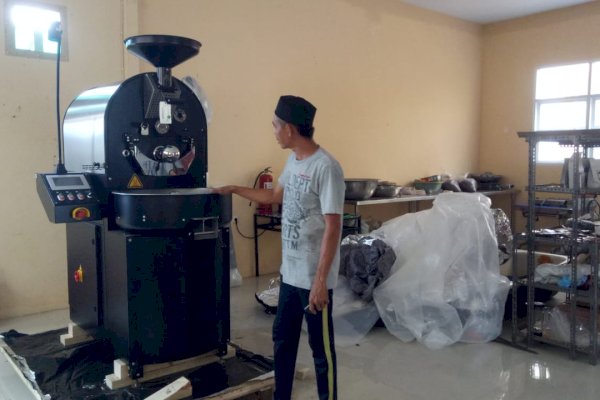 Dukung Peningkatan Kualitas Produki Kopi, Gubernur Sulsel Salurkan Mesin Pengolahan Kopi untuk IKM di Luwu